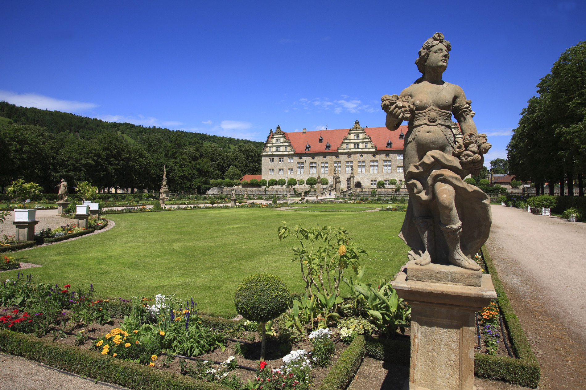Schloss Weikersheim mit Statue im Vordergrund