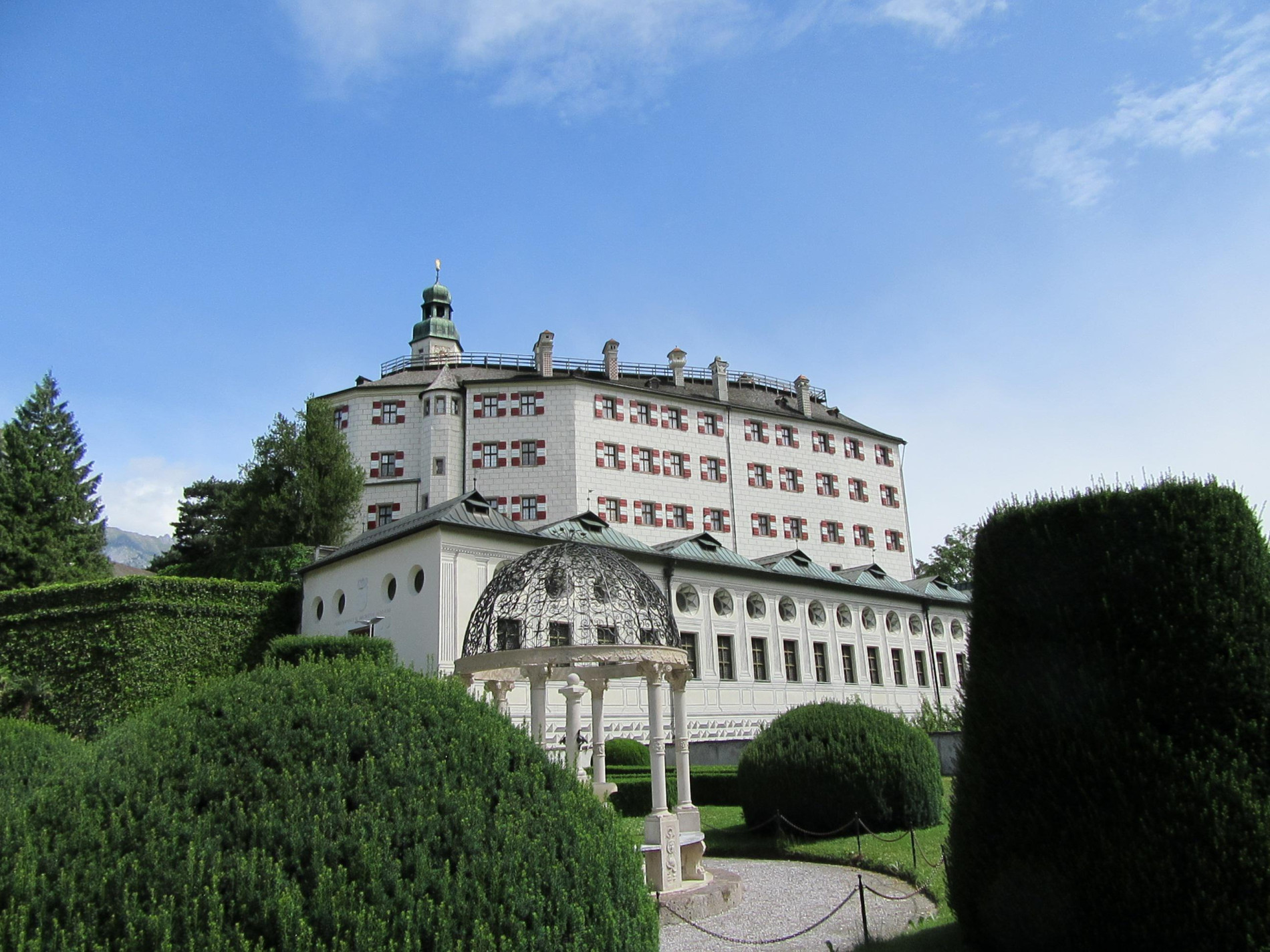 Schloss Ambras in Innsbruck, im Vordergrund der Pavillion im Schlossgarten